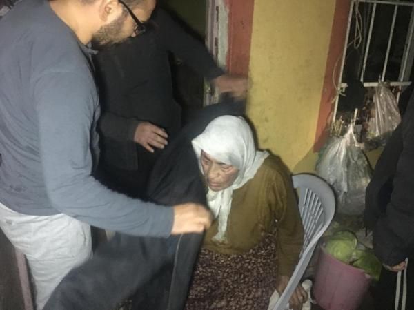 Yaşlı kadın son anda kurtarıldı