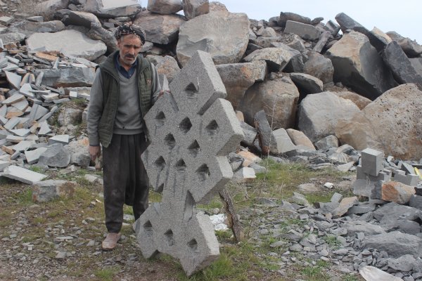35 yıldır bazalt taşlarını sanat eserine dönüştürüyor