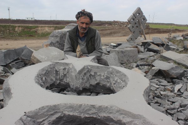 35 yıldır bazalt taşlarını sanat eserine dönüştürüyor