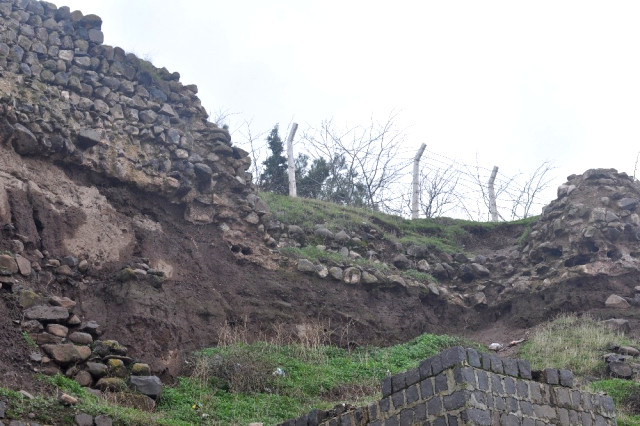 Şanlıurfa’da Tarihi Kalenin Surları Yağışlara Dayanamadı