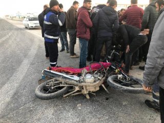 Otomobil, motosiklete çarptı: 2 kişi ağır yaralandı 