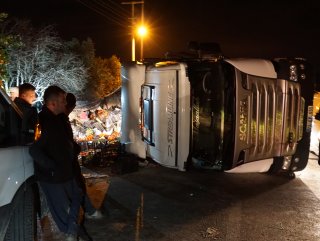 25 ton domates yüklü tır devrildi