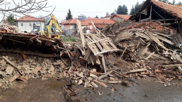 Depremde ahır çöktü, inekler enkaz altında kaldı