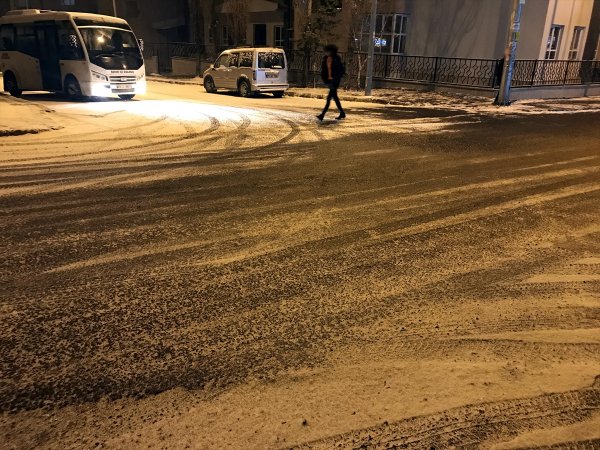 Doğu'da kar yağışı sürüyor