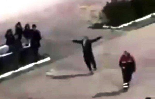 Hipodromda yarışı izlerken kendinden geçti