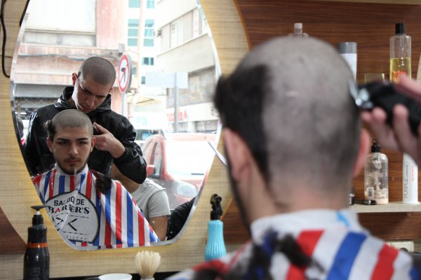Kanser olan arkadaşları için saçlarını kazıttılar