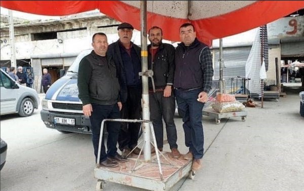 Şemsiyeyle uçan adamlar poz verdi