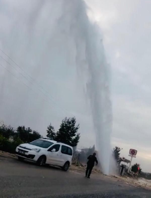 Su borusu patladı yol göle döndü
