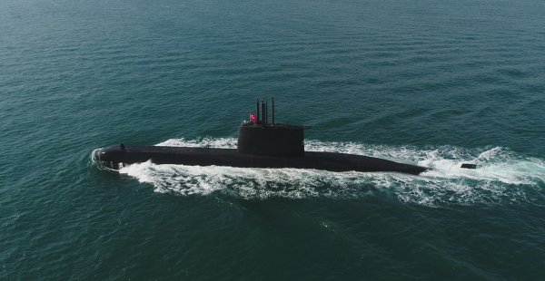 Türk savaş gemileri İstanbul Boğazı'ndan geçti