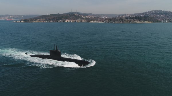 Türk savaş gemileri İstanbul Boğazı'ndan geçti