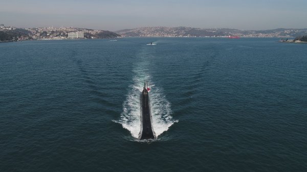 Türk savaş gemileri İstanbul Boğazı'ndan geçti