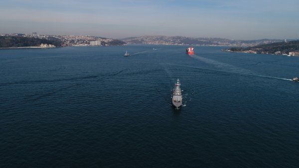 Türk savaş gemileri İstanbul Boğazı'ndan geçti
