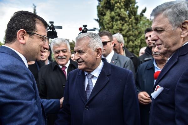 Binali Yıldırım ile Ekrem İmamoğlu tokalaştı