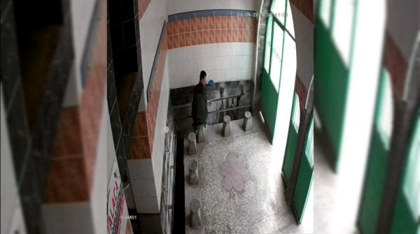 Camiye girip muslukları çalan şahıs kamerada