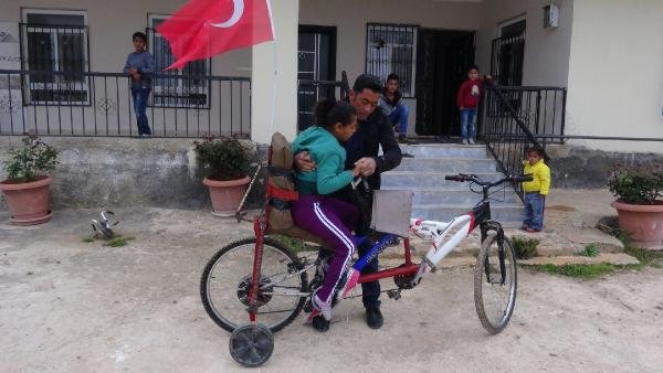 Engelli kızı için tasarım bisiklet yaptı 