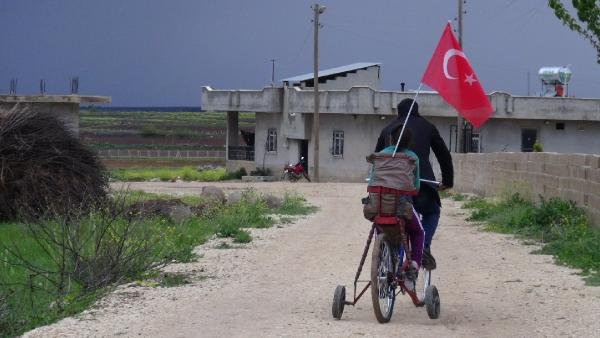 Engelli kızı için tasarım bisiklet yaptı 