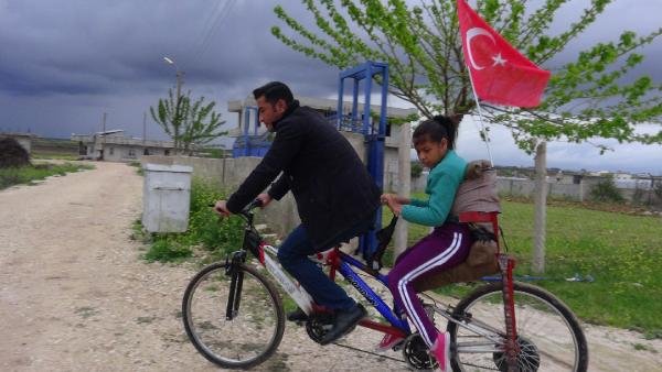 Engelli kızı için tasarım bisiklet yaptı 