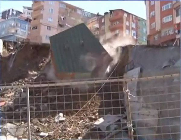 Kağıthane'de 4 katlı bina yıkıldı