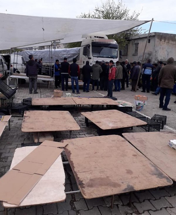 Şanlıurfa’da freni boşalan tır pazara daldı