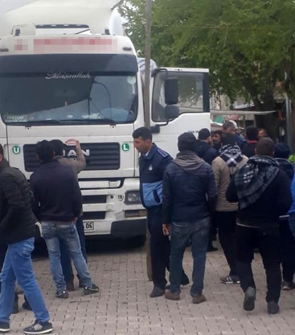 Şanlıurfa’da freni boşalan tır pazara daldı