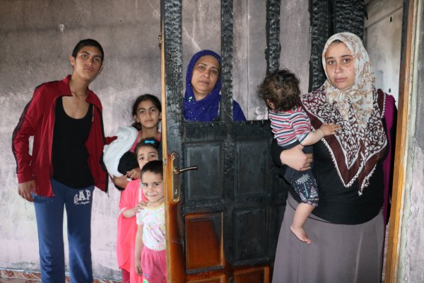 Şanlıurfa'da evi yanan 15 kişilik aile yardım bekliyor