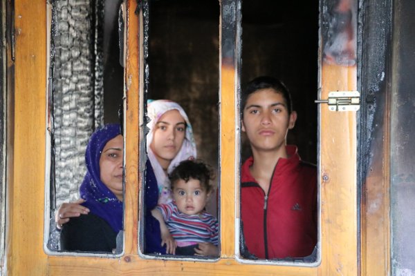 Şanlıurfa'da evi yanan 15 kişilik aile yardım bekliyor