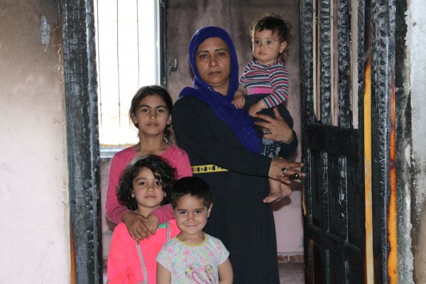 Şanlıurfa'da evi yanan 15 kişilik aile yardım bekliyor