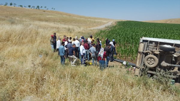 Diyarbakır'da tarım işçilerini taşıyan pikap devrildi