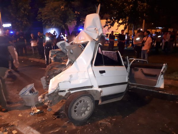 Şanlıurfa'da kamyon 3 otomobili biçti: 3 yaralı