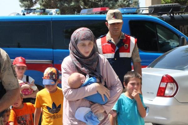 DEAŞ'lı Rus kadınlar çocuklarıyla sınırda yakalandı