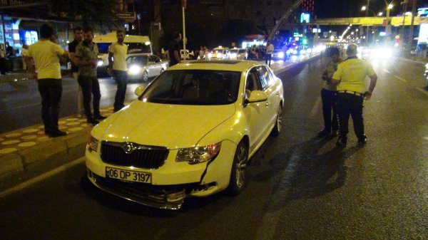 İntihar etmek için atlayan gencin üzerinden araç geçti