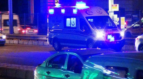 İntihar etmek için atlayan gencin üzerinden araç geçti