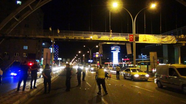 İntihar etmek için atlayan gencin üzerinden araç geçti