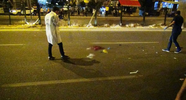İntihar etmek için atlayan gencin üzerinden araç geçti