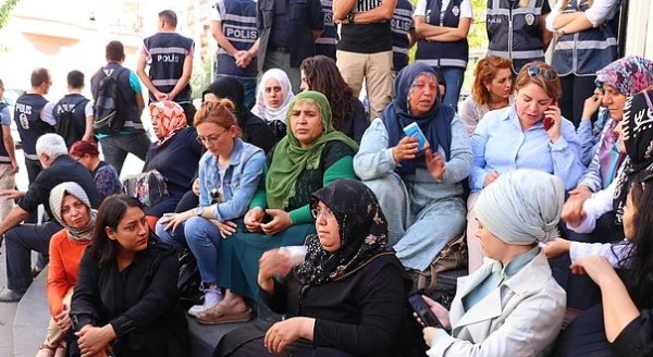 Diyarbakır'daki oturma eylemine bir anne daha katıldı
