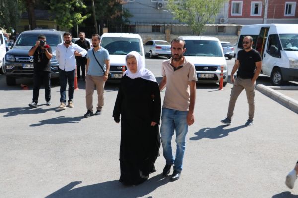 Kocası ve iki çocuğu kavgada ölen kadından oturma eylemi