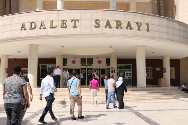Kocası ve iki çocuğu kavgada ölen kadından oturma eylemi