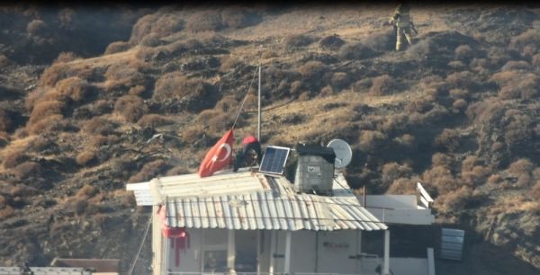 Yangında önce bayrağı kurtardı