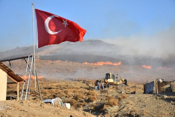 Yangında önce bayrağı kurtardı