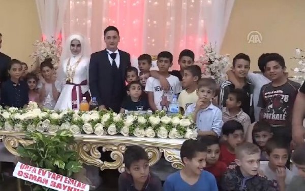 Şanlıurfa'da takı istemeyip yetim çocukları davet ettiler