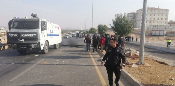 Arkadaşlarına kamyon çarpan öğrenciler yolu kapattı