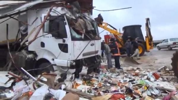 Şanlıurfa'da  tır markete daldı: 4 yaralı