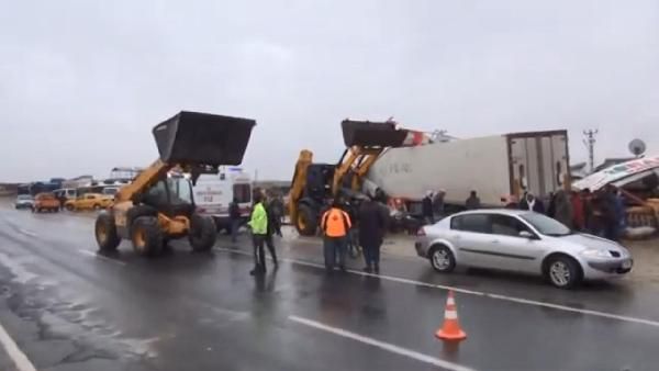 Şanlıurfa'da  tır markete daldı: 4 yaralı