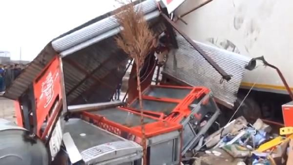Şanlıurfa'da  tır markete daldı: 4 yaralı