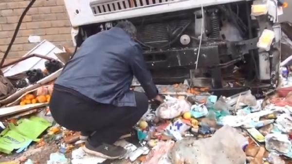 Şanlıurfa'da  tır markete daldı: 4 yaralı