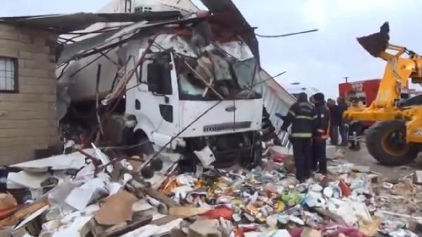Şanlıurfa'da  tır markete daldı: 4 yaralı