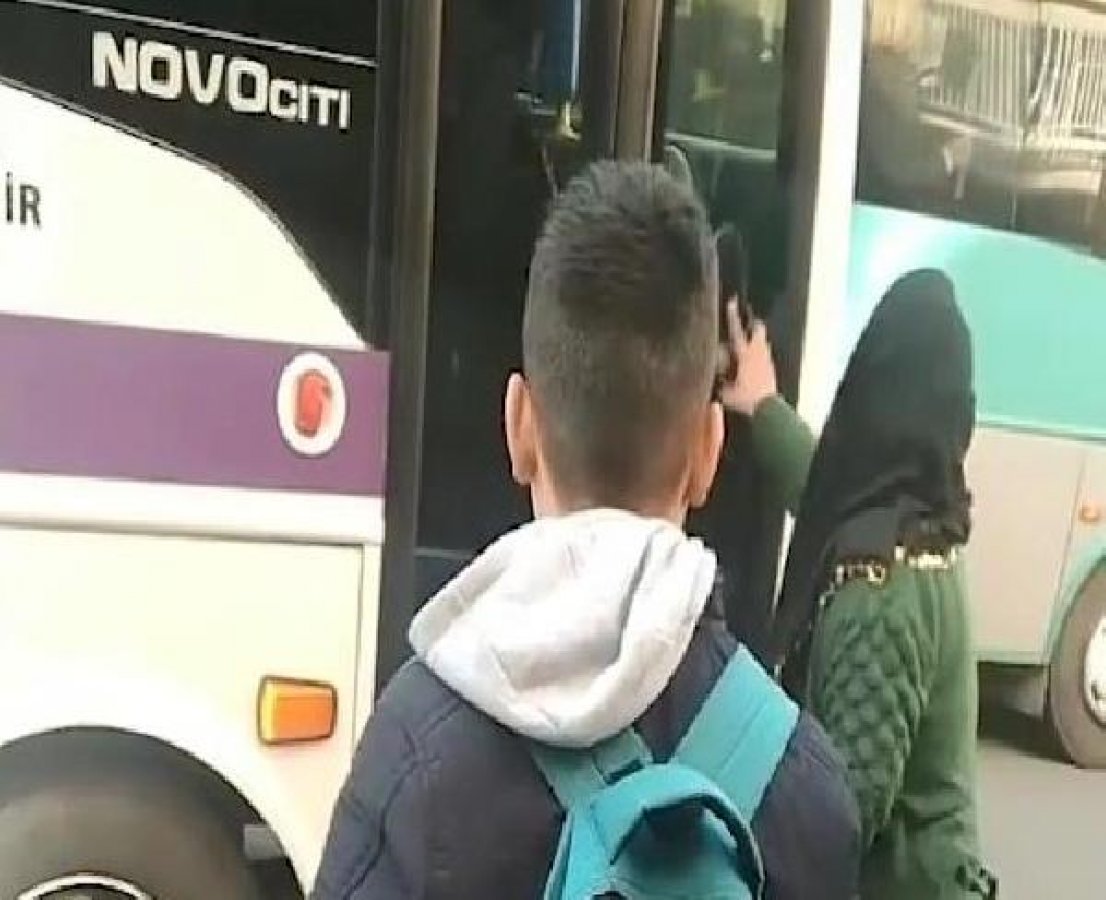 Otobüsten indirilen kadın, terlikle kapıya vurdu