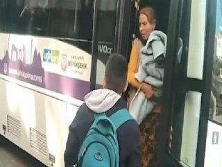 Otobüsten indirilen kadın, terlikle kapıya vurdu