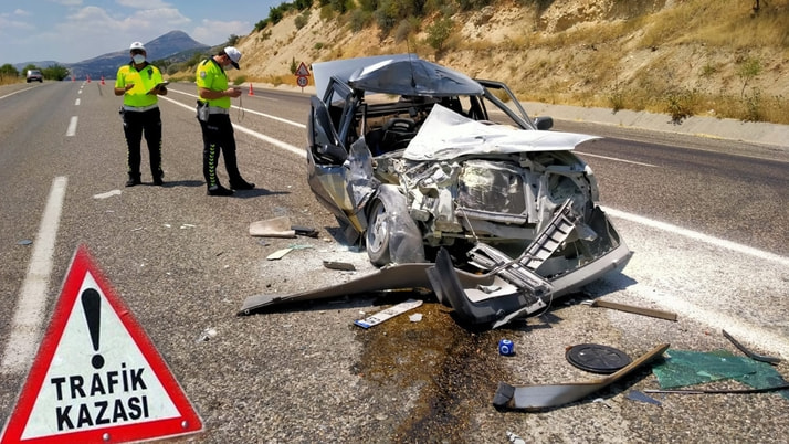 Adıyaman’da mevsimlik işçilerin olduğu araç kamyonetle çarpıştı