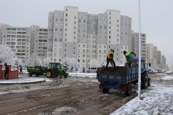 Karaköprü’de kar mücadelesi: Yollar temizlendi
